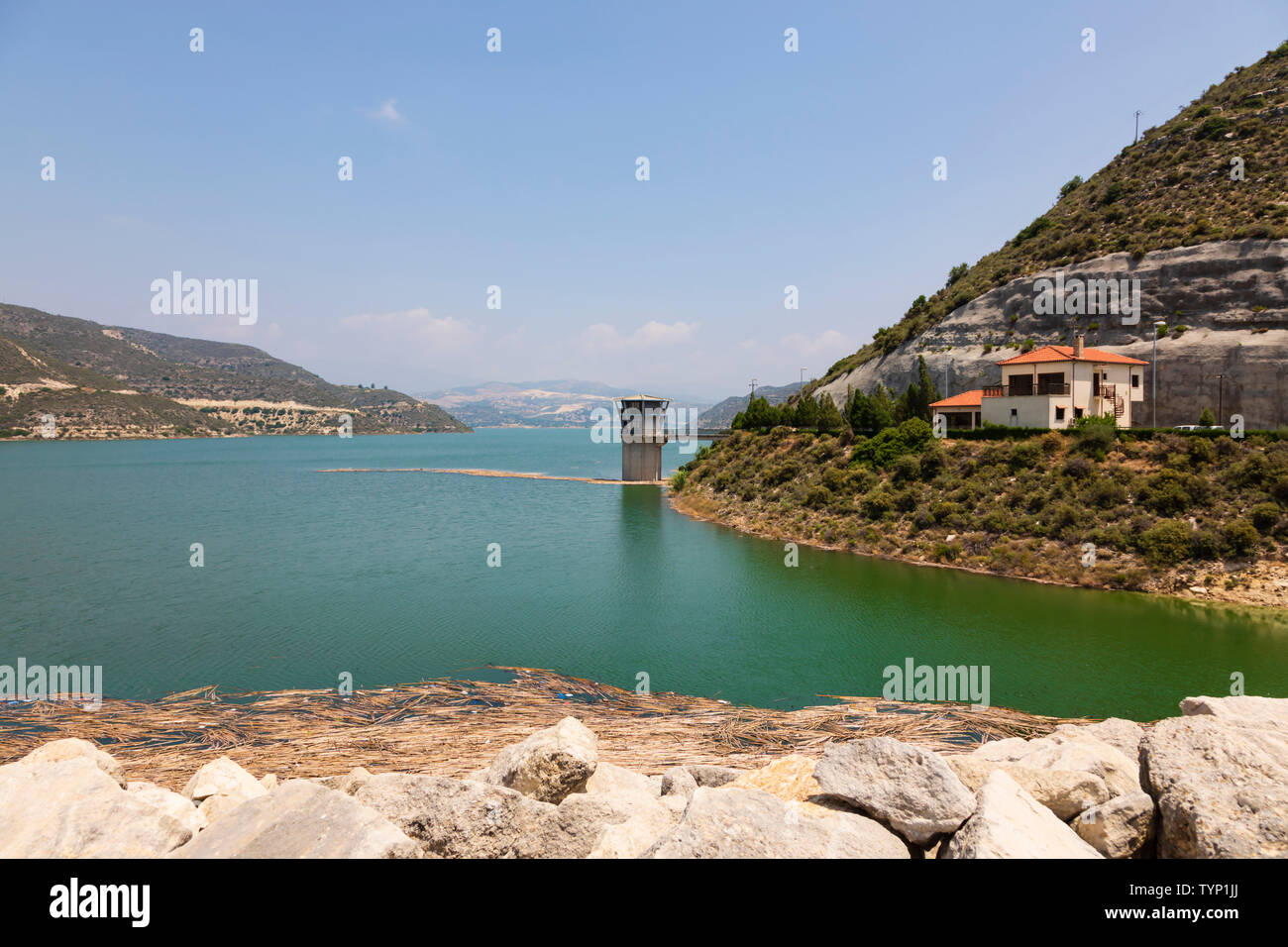 Kouris Dam und Wasserbehälter nach längerem Regen es füllt. Limassol, Zypern 2019 Stockfoto