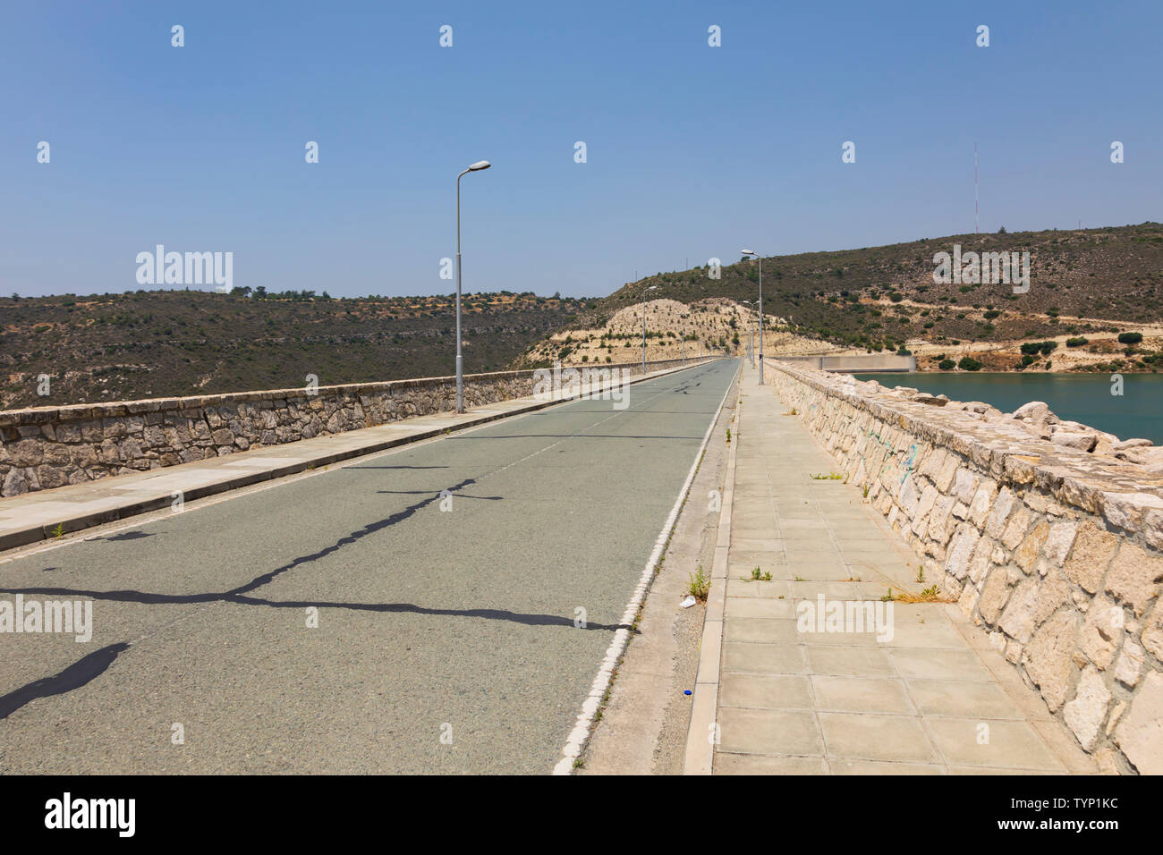 Kouris Dam und Wasserbehälter nach längerem Regen es füllt. Limassol, Zypern 2019 Stockfoto