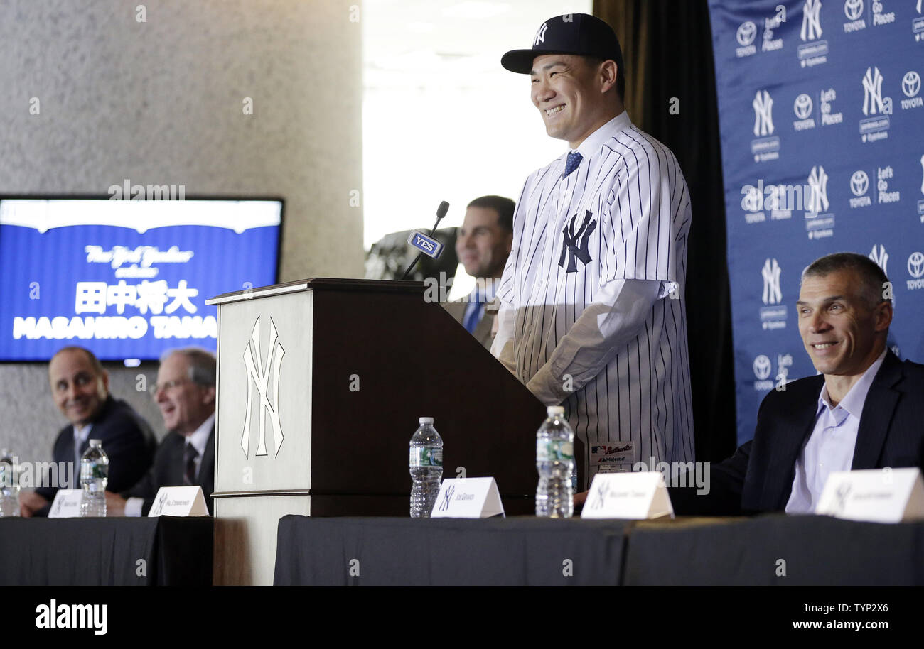 New York Yankees Masahiro Tanaka spricht zu den Medien in seiner neuen Yankee hat und Jersey auf einer Pressekonferenz im Yankee Stadium in New York City am 11. Februar 2014. Die Yankees unterzeichnete der 25-jährige Starter zu einem 7-Jahres Vertrag in einen Deal 155 Millionen Dollar wert. UPI/John angelillo Stockfoto