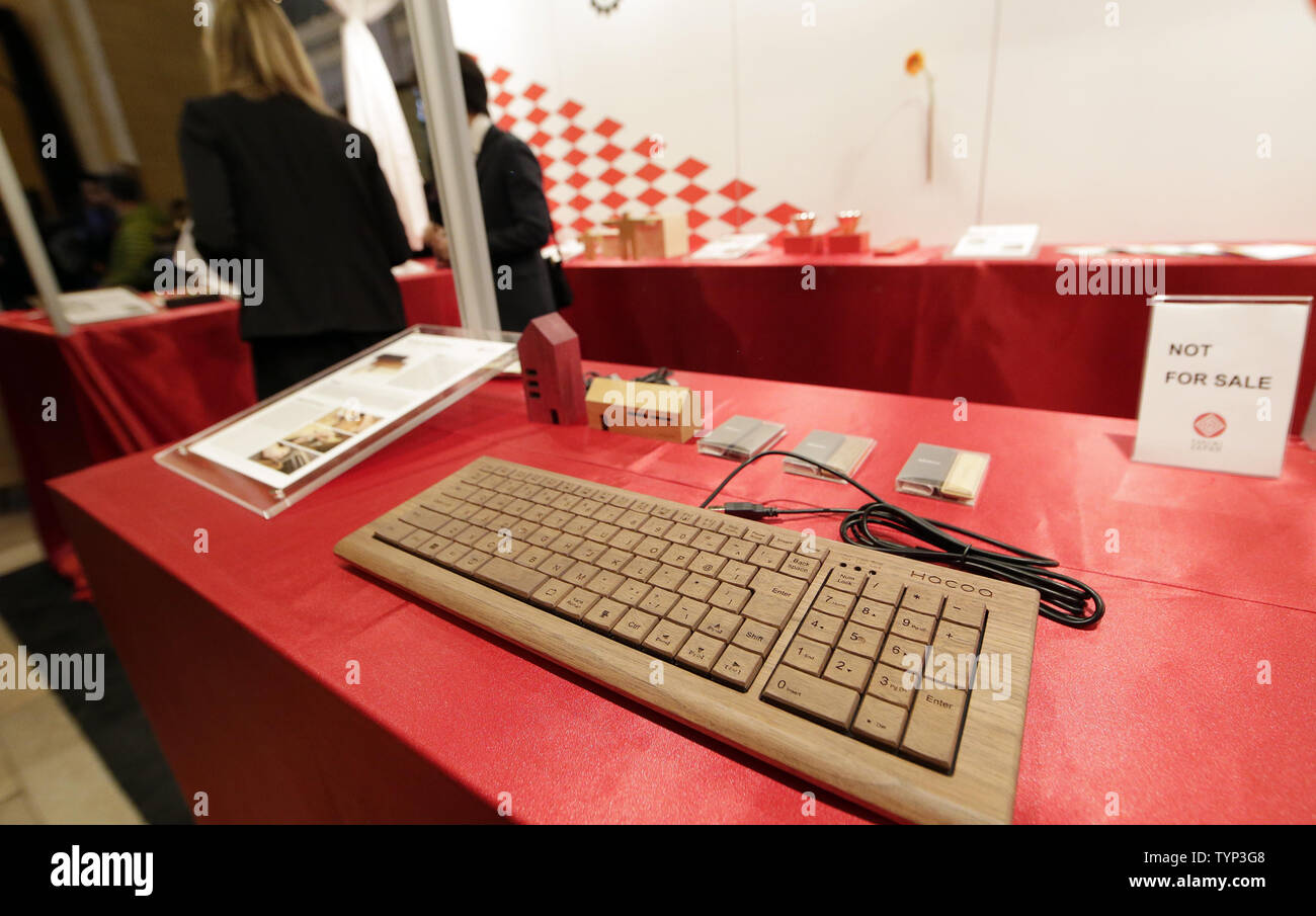 Die Tastatur eines Computers aus Holz ist auf Anzeige bei der Eröffnung des Grand Central Terminal Japan Woche Festival an der Vanderbilt Hall in New York City am 6. März 2014. Die Japan Woche Festival geplant bis Samstag, um fortzufahren. UPI/John angelillo Stockfoto