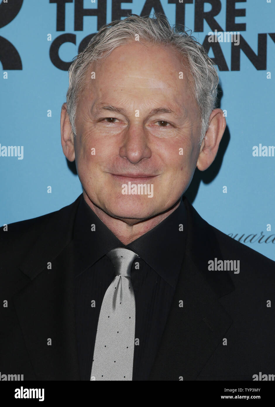 Victor Garber kommt auf den roten Teppich' Hier, Das Leben ist schön"-Kreisverkehr Theatre Company Feder Gala 2014 feiern die außerordentliche Sam Mendes im Hammerstein Ballroom in New York City am 10. März 2014. UPI/John angelillo Stockfoto