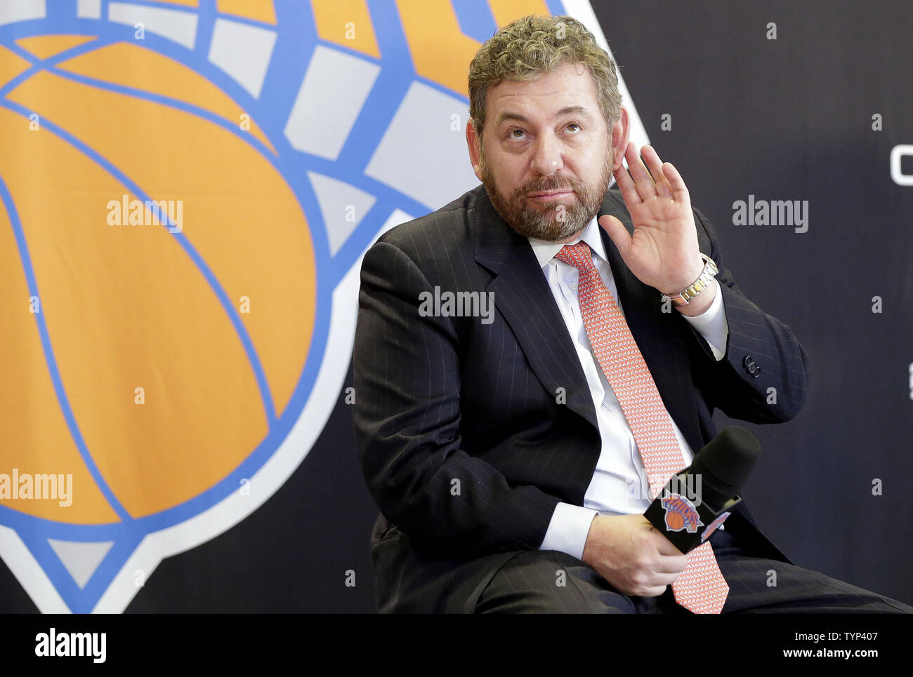 Executive Chairman des Madison Square Garden Firma James L. Dolan hört auf eine Frage auf einer Pressekonferenz als Phil Jackson ist als Präsident der Basketball Operations eingeführt für die New York Knicks im Madison Square Garden in New York City am 18. März 2014. Jackson, die 11 Meisterschaften als Trainer und zwei mehr als ein Spieler über einen Knicks Franchise, der den letzten Titel gewann als Jackson für sie in 1973 gespielt hat gewonnen. UPI/John angelillo Stockfoto