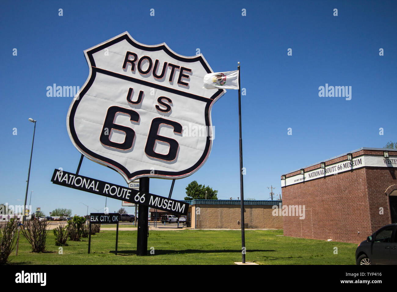 Elk City, Oklahoma, USA - 27. April 2019: Riesige Route 66 Schild die Route 66 Nationale Historische Museum Stockfoto