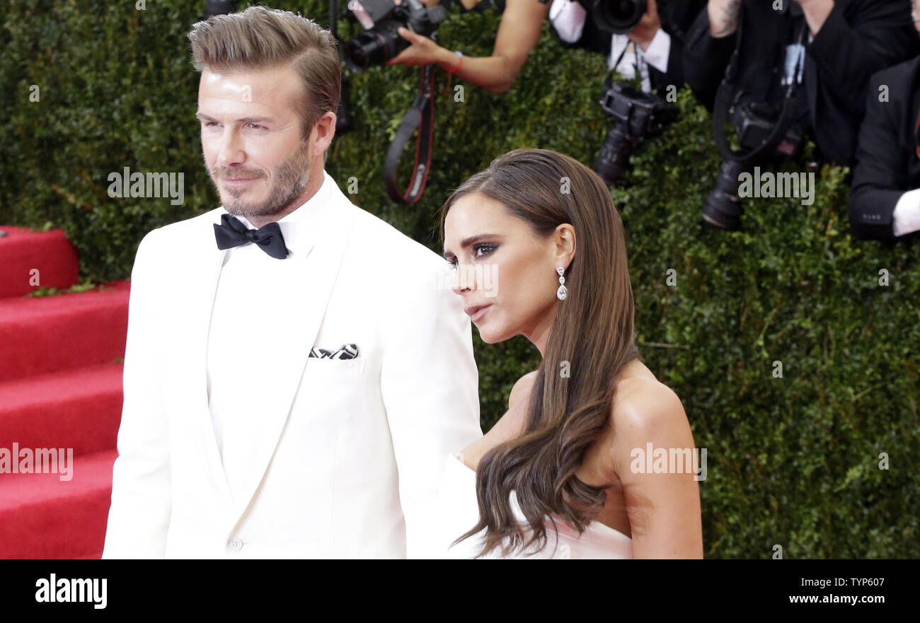 David und Victoria Beckham Ankunft auf dem roten Teppich am Kostüm Institut Nutzen feiert die Eröffnung von Charles James: Jenseits von Mode und die neue Anna Wintour Kostüm Zentrum an der Metropolitan Museum der Kunst in New York City am 5. Mai 2014. UPI/John angelillo Stockfoto