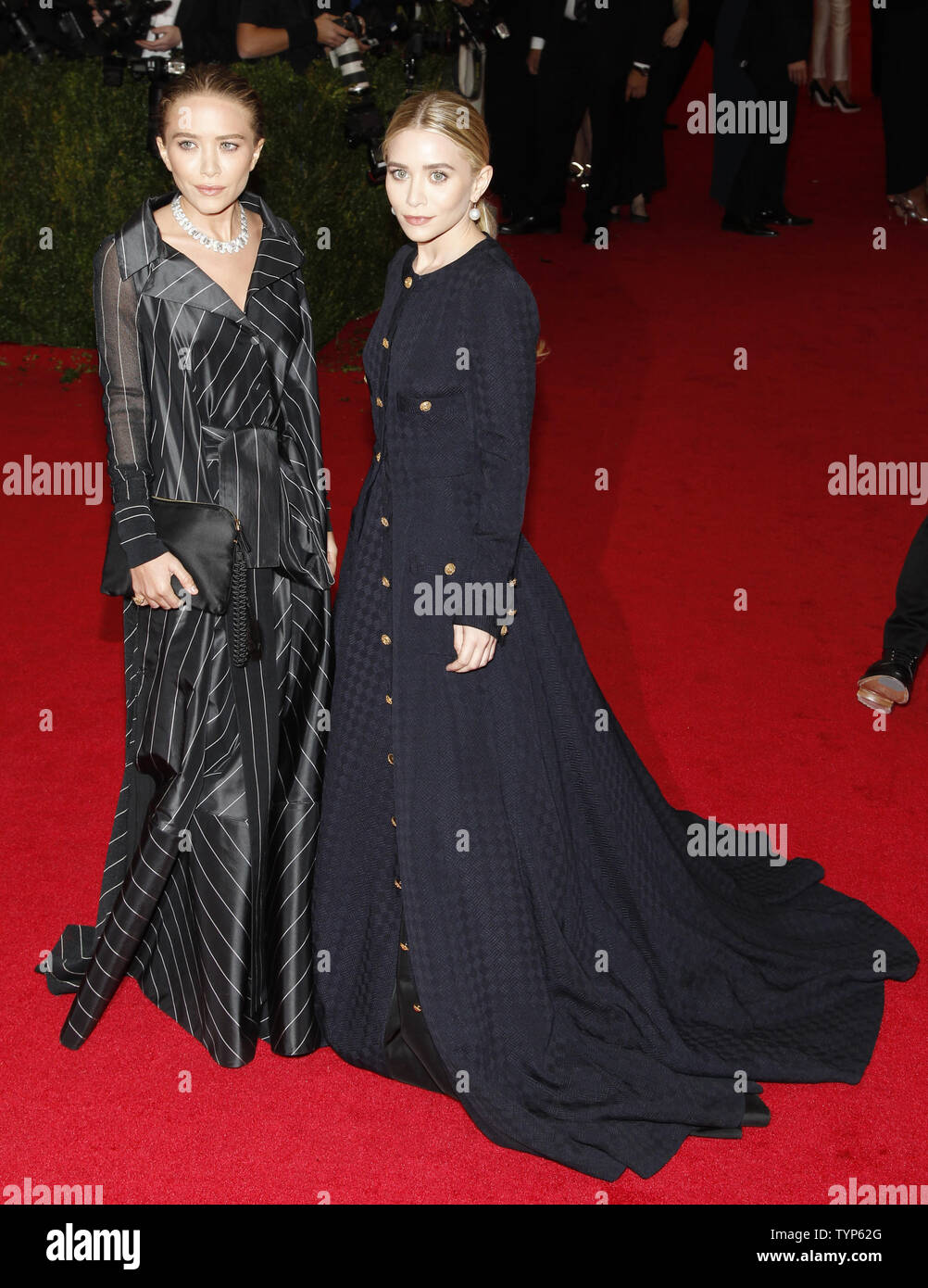 Mary Kate und Ashley Olsen ankommen auf dem roten Teppich am Kostüm Institut Nutzen feiert die Eröffnung von Charles James: Jenseits von Mode und die neue Anna Wintour Kostüm Zentrum an der Metropolitan Museum der Kunst in New York City am 5. Mai 2014. UPI/John angelillo Stockfoto