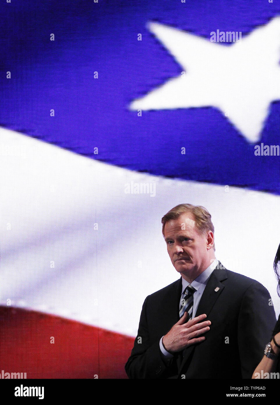 NFL Beauftragter Roger Goodell auf der Bühne steht für die Nationalhymne vor der NFL Draft 2014 in der Radio City Music Hall in New York City am 8. Mai 2014. UPI/John angelillo Stockfoto