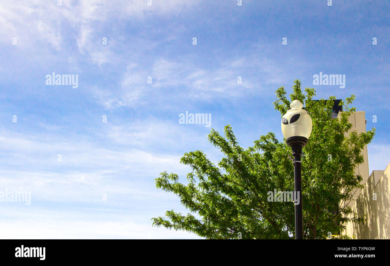 Alien Street Light In der Innenstadt von Roswell, New Mexico. Mit fremden Augen Strassenlaterne schmücken die Innenstadt Straßen von Roswell. Stockfoto