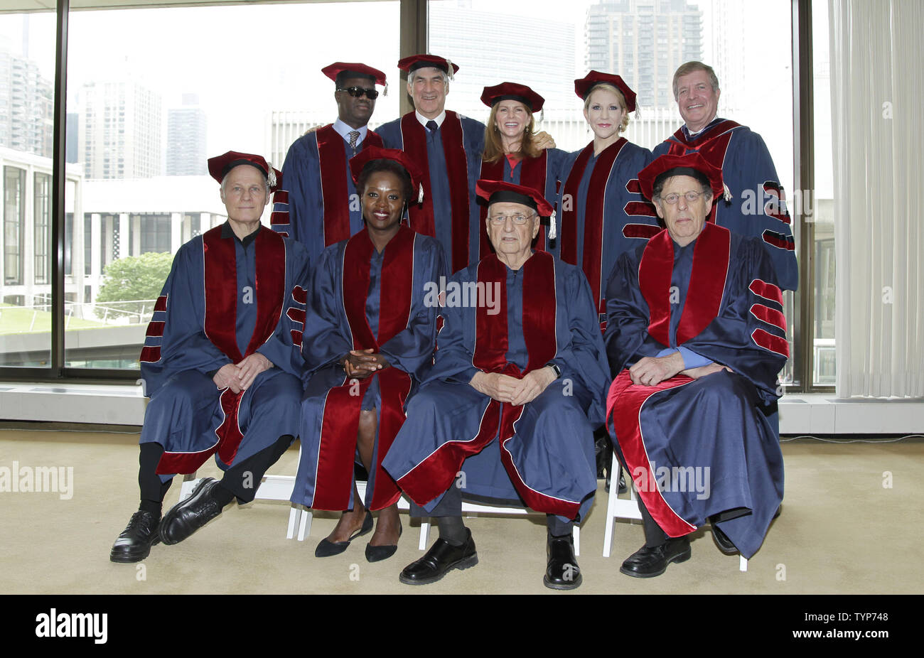 Marcus Roberts, Bruce Kovner, Suzanne Kovner, Joyce DiDonato, Lar Lubovitch, Viola Davis, Frank Owen Gehry und Philip Glass nehmen ein Gruppenfoto vor jedem die Ehrendoktorwürde an der Juilliard School 109 Anfang Zeremonie in der Alice Tully Hall in New York City wird am 23. Mai 2014. UPI/John angelillo Stockfoto