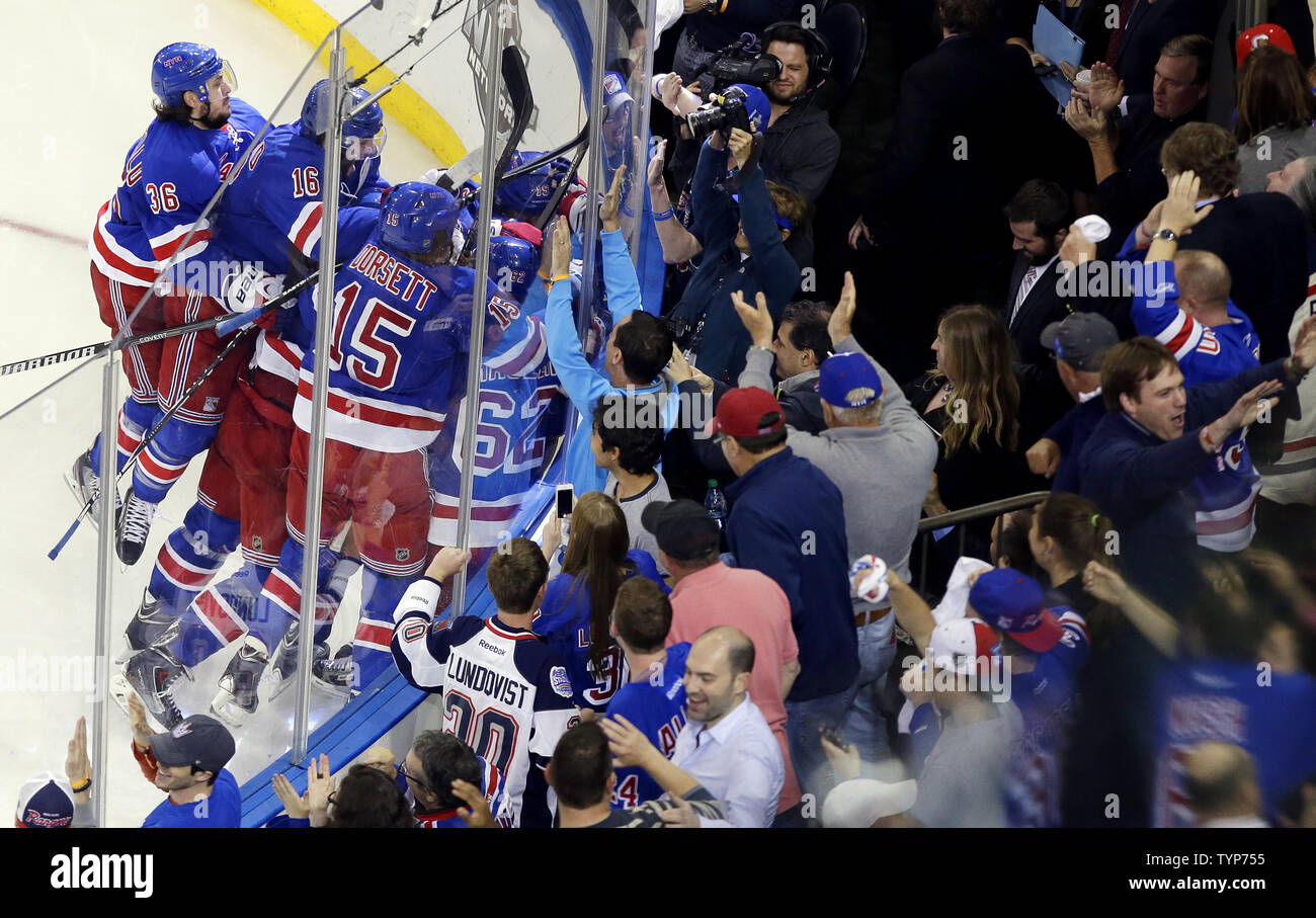 New York Rangers Martin St. Louis feiert mit seinen Mannschaftskameraden nach Wertung Das Spiel gewinnen Ziel in überstunden gegen die Montreal Canadiens in Spiel 4 der NHL Eastern Conference Finals in der Stanley Cup Playoffs 2014 im Madison Square Garden in New York City am 25. Mai 2014. Die Förster besiegt Canadiens 3-2 und die Leitung das beste der 7 Reihe 3-1. UPI/John angelillo Stockfoto