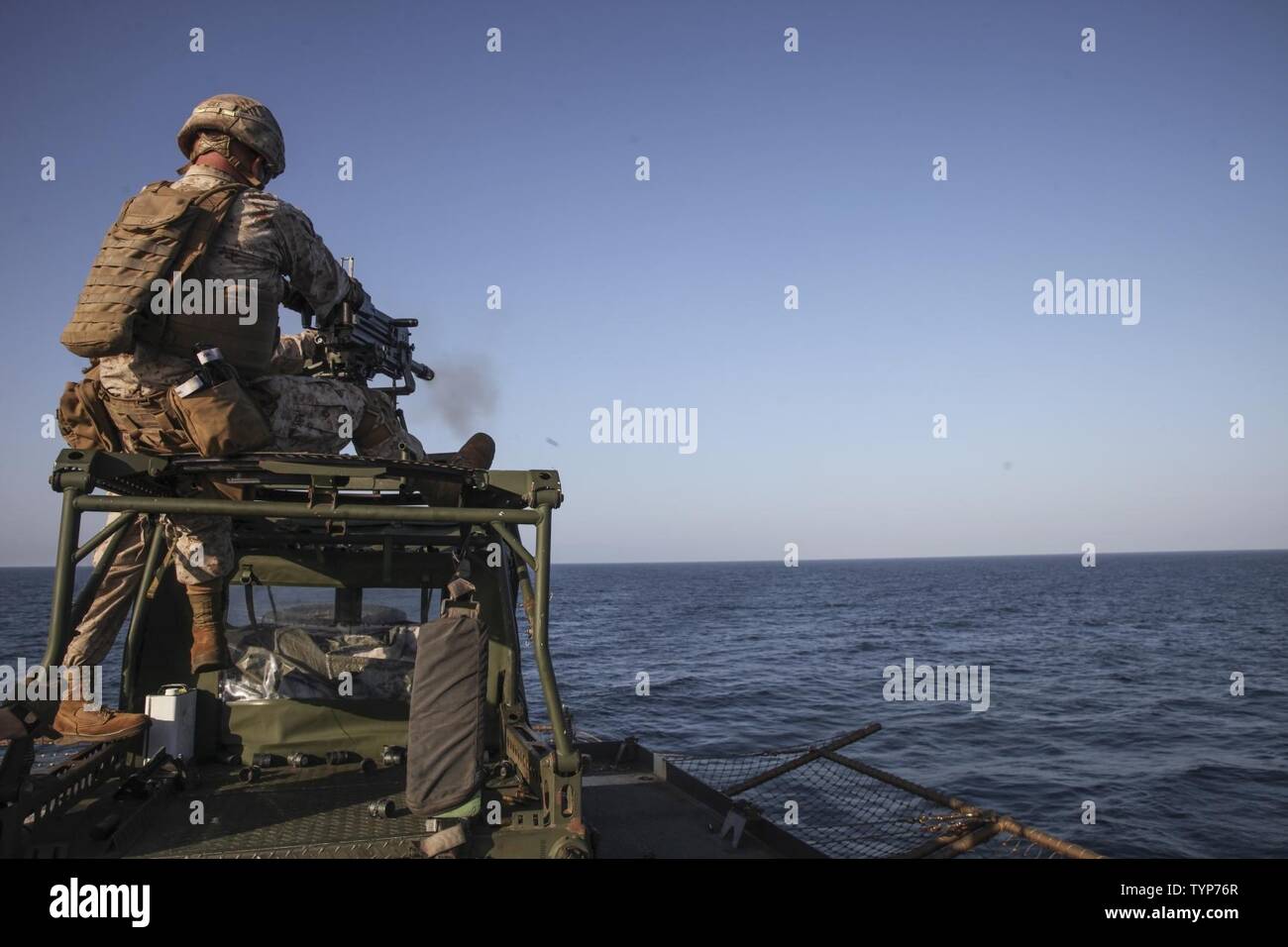 Roten Meer (Nov. 20, 2016) Marines mit Bataillon Landung Team, 1.BATAILLON, 6 Marine Regiment, 22 Marine Expeditionary Unit (MEU) Feuer auf schwebende Ziele während eines Live Fire Palette an Bord der Amphibischen dock Landung Schiff USS Langley (LSD 41), Nov. 20, 2016. 22 MEU, eingesetzt mit dem Wasp amphibischen bereit, Gruppe, ist die Aufrechterhaltung der regionalen Sicherheit in den USA 5 Flotte Bereich der Operationen. Stockfoto