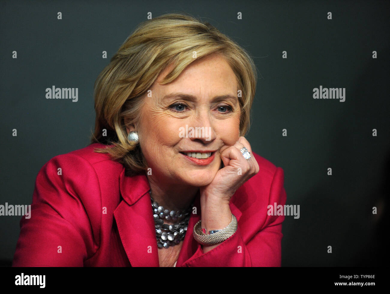 Die frühere US-Außenministerin Hillary Rodham Clinton zeichen Kopien von Ihrem Buch "harte Entscheidungen" bei Barnes & Noble der Union Square in New York City am 10. Juni 2014. UPI/Dennis Van Tine Stockfoto