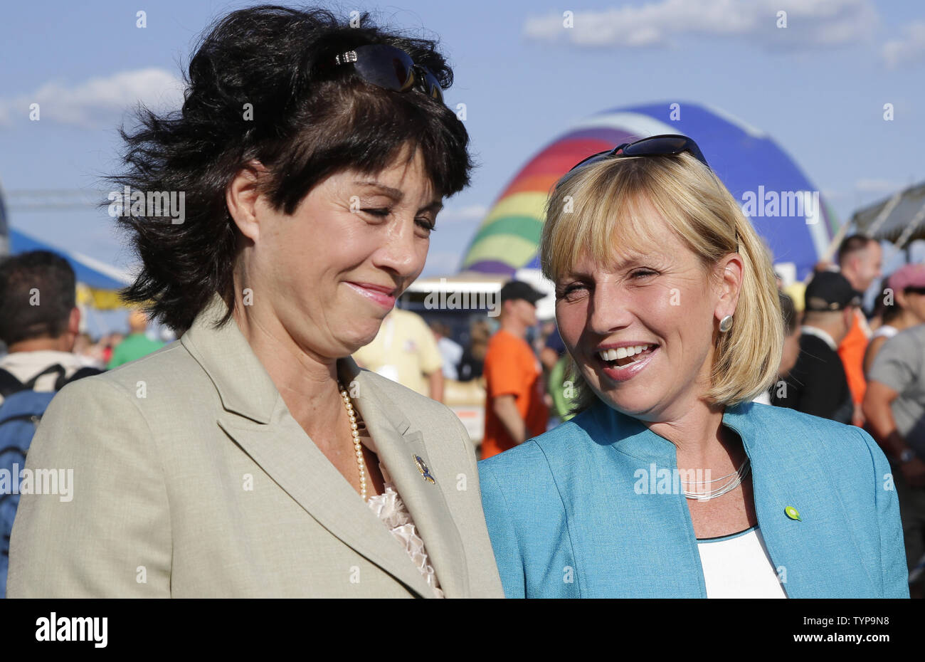 Der erste Lieutenant Governor von New Jersey Kim Guadagno Spaziergänge auf dem Gelände des 32. jährlichen QuickChek New Jersey Festival der Ballonfahrten an Solberg Flughafen in Readington, NJ am 25. Juli 2014. Die Veranstaltung ist die größte Sommer Heißluftballon und Musik Festival in Nordamerika. UPI/John angelillo Stockfoto