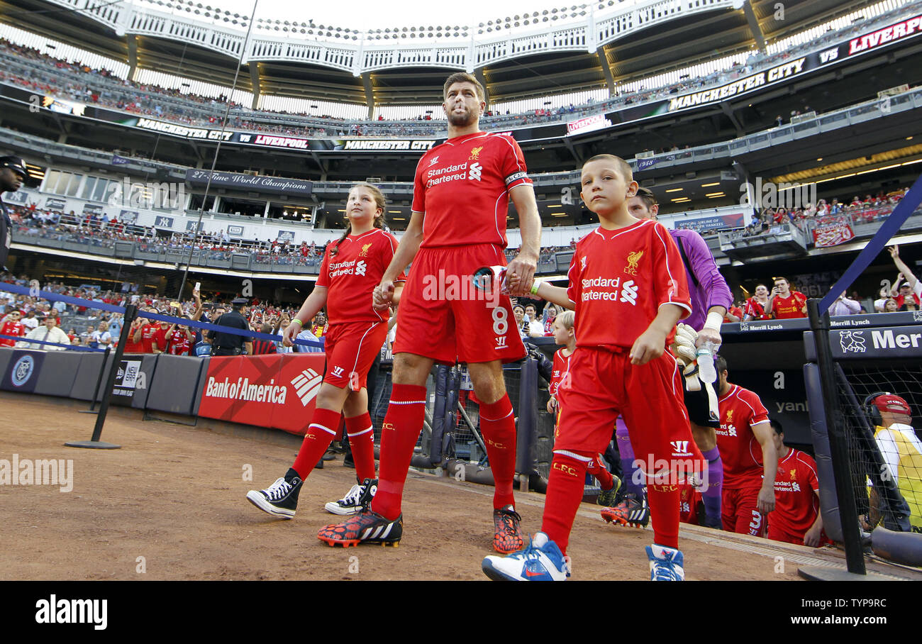 FC Liverpool Steven Gerrard in das Feld vor dem Spielen Manchester City an der Guinness internationalen Champions Cup im Yankee Stadium in New York City am 30. Juli 2014. Die Guinness internationalen Champions Cup ist ein einzigartiges Turnier mit acht der besten und bekanntesten Fußball-Clubs der Welt einschließlich Real Madrid CF, Manchester United, Manchester City, Liverpool FC, als Roma, Inter Mailand, AC Mailand und Olympiakos Piräus. Das Endergebnis war Manchester City 2 Liverpool 2 und Liverpool gewann 3-1 auf Strafen. UPI/John angelillo Stockfoto