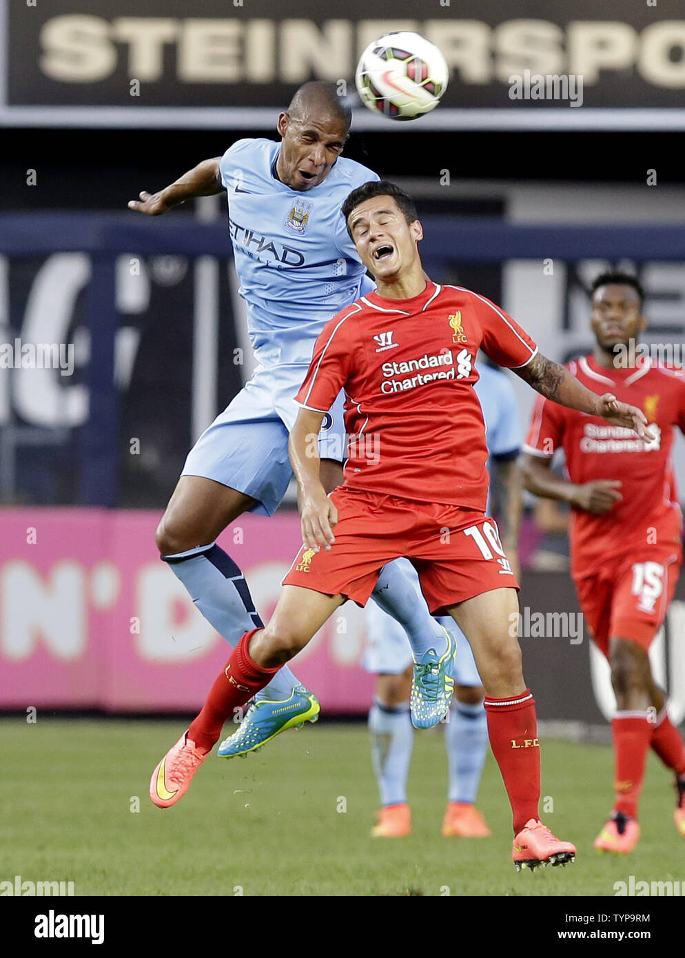 Philippe Coutinho FC Liverpool und Manchester City Fernando Sprung für einen Header an den Guinness internationalen Champions Cup im Yankee Stadium in New York City am 30. Juli 2014. Die Guinness internationalen Champions Cup ist ein einzigartiges Turnier mit acht der besten und bekanntesten Fußball-Clubs der Welt einschließlich Real Madrid CF, Manchester United, Manchester City, Liverpool FC, als Roma, Inter Mailand, AC Mailand und Olympiakos Piräus. Das Endergebnis war Manchester City 2 Liverpool 2 und Liverpool gewann 3-1 auf Strafen. UPI/John angelillo Stockfoto