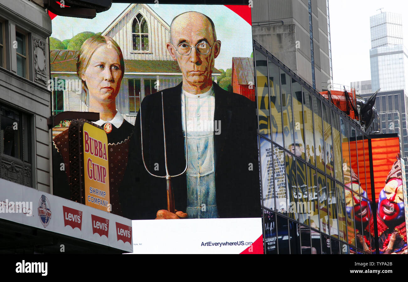 Menschen gehen durch die Werke der Kunst, wenn Kunst überall geht auf Anzeige in der Times Square in New York City am 4. August 2014. Bilder von großer amerikanischer Kunst wird angezeigt als Teil der "Die grösste Kunst erscheinen überhaupt konzipiert werden." Die 58 Kunstwerke, umfassen die Kunst überall uns Kampagne wird von Küste-zu-Küste im gesamten August sein. UPI/John angelillo Stockfoto