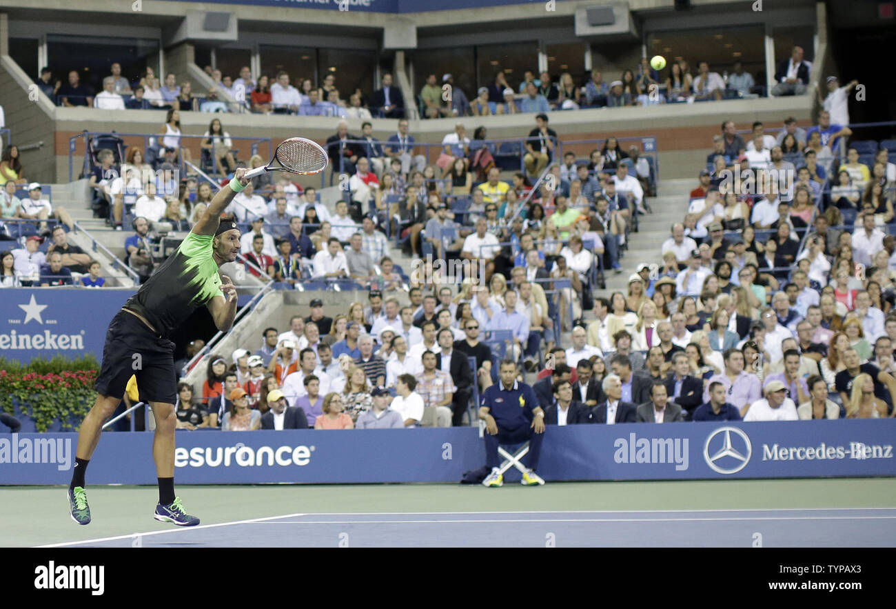 Marinko Matosevic von Australien hits eine Vorhand im dritten Satz von seinem ersten Match gegen Roger Federer von der Schweiz an den US Open Tennis Championships am USTA Billie Jean King National Tennis Center in New York City am 26. August 2014. UPI/John angelillo Stockfoto