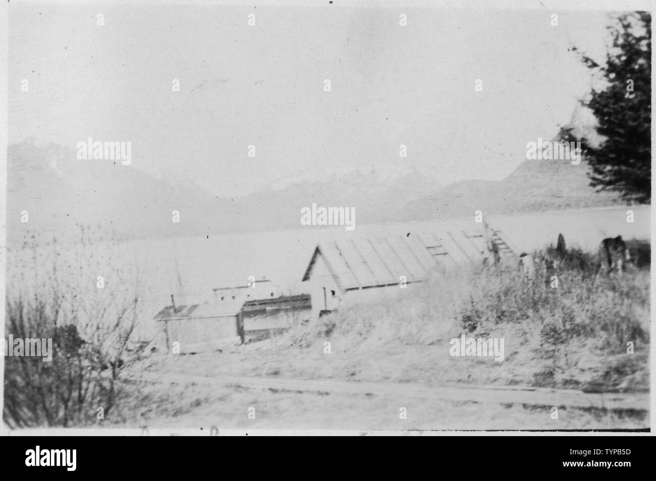 Spaziergang vom Store zur Cannery und Wharf. (M.A.M. Februar 1926); Umfang und Inhalt: Auf Foto: Von Dr. M (inthorn) an die HSW (Henry S. Wellcome) 4/8/1918. Ferienhäuser für weiße Mitarbeiter Konservenfabrik in Metlakahtla, Alaska. Stockfoto