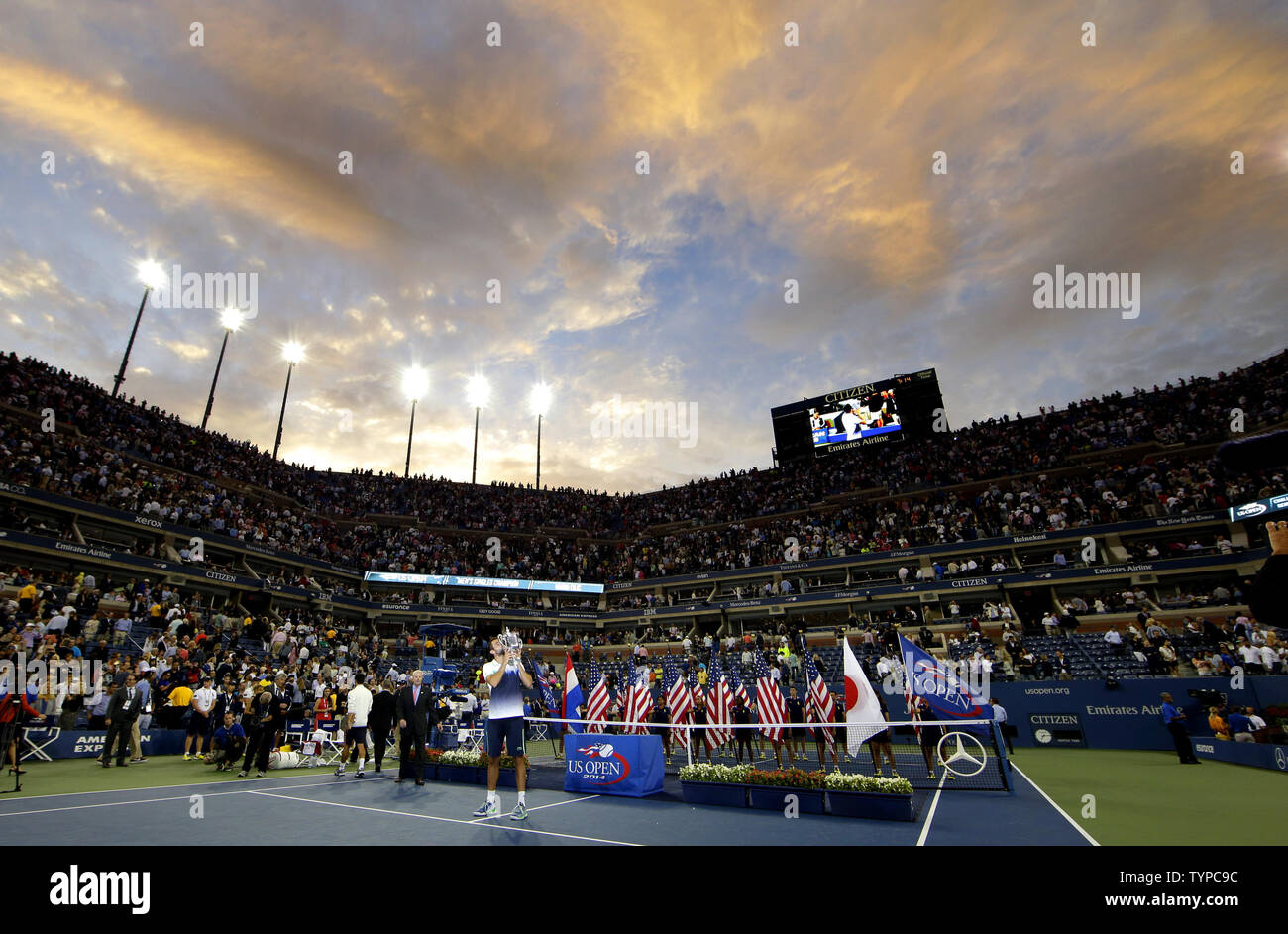 Marin Cilic Kroatien küßt die WM-Trophäe nach seinem Match gegen Kei Nishikori von Japan im Finale im Arthur Ashe Stadium bei den US Open Tennis Championships am USTA Billie Jean King National Tennis Center in New York City am 8. September 2014. Cilic besiegt Nishikori 6-3, 6-3, 6-3 seinen ersten US Open Championship zu gewinnen. UPI/John angelillo Stockfoto