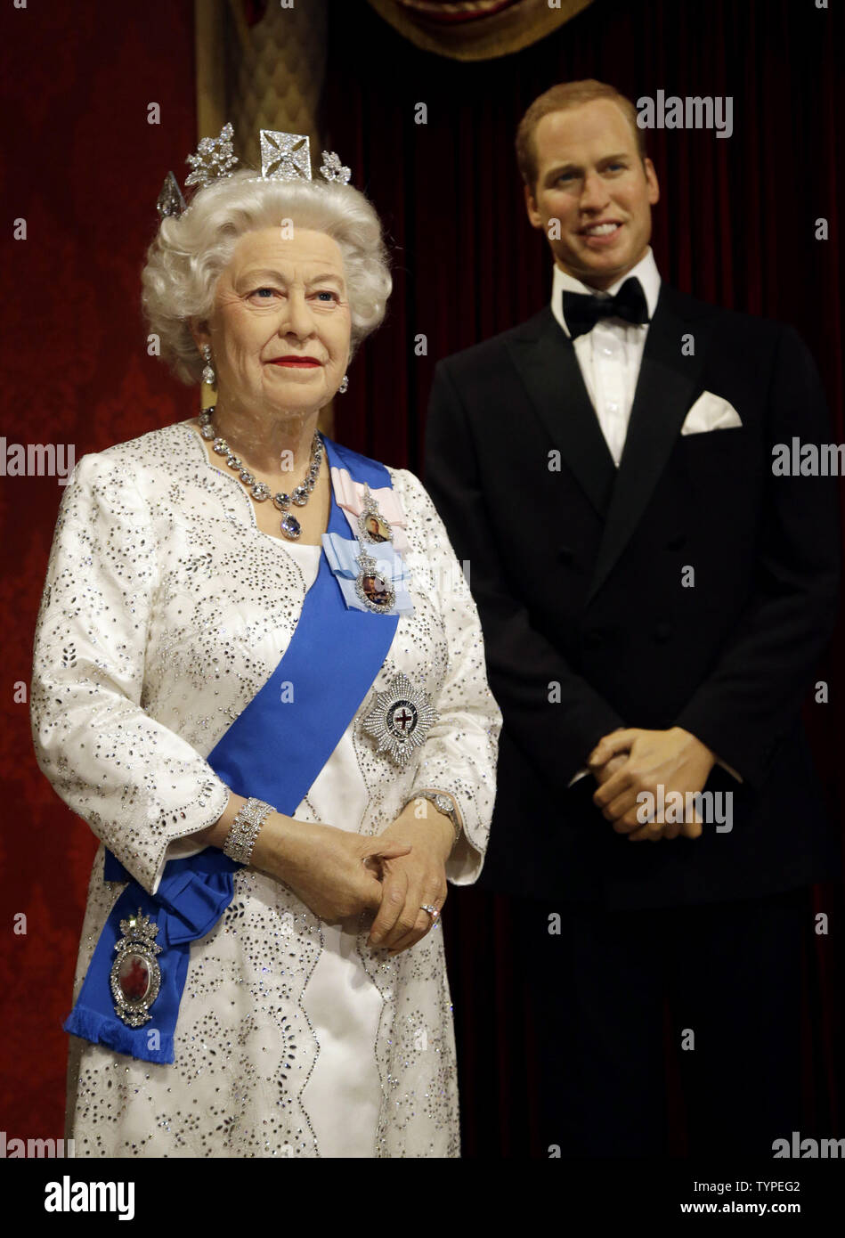 Wachsfiguren von Queen Elizabeth und Prinz William hier zusammen mit Prinz Harry und die ...