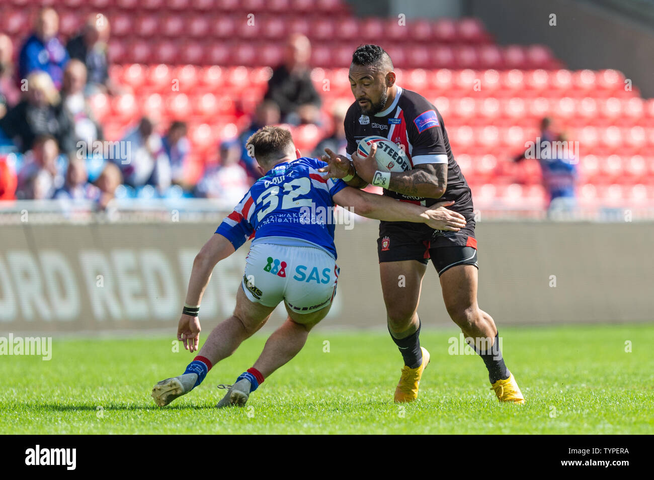 16. Juni 2019, AJ Bell Stadium, Salford, England; Betfred Super League, Runde 18, Salford Rote Teufel vs Wakefield Trintiny; Krisnan Inu von Salford roten Teufel von Jack Croft von Wakefield Trinity Credit angegangen wird: Richard Long/News Bilder Stockfoto