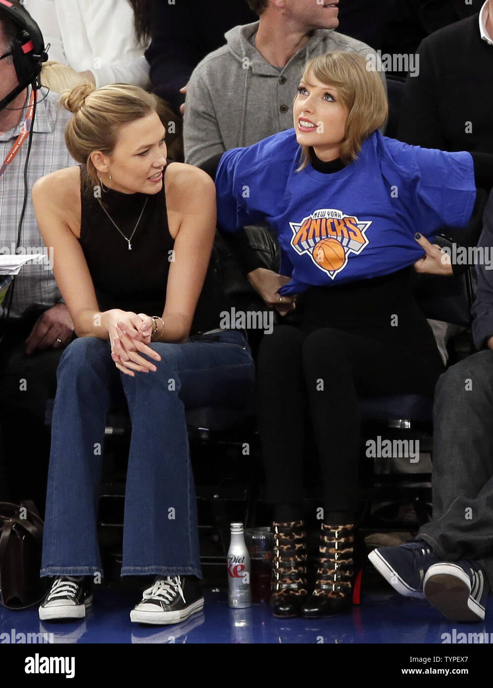 Karlie Kloss und Taylor Swift beobachten Sie die New York Knicks die  Chicago Bulls im Madison Square Garden in New York City am 29. Oktober 2014  spielen. UPI/John angelillo Stockfotografie - Alamy