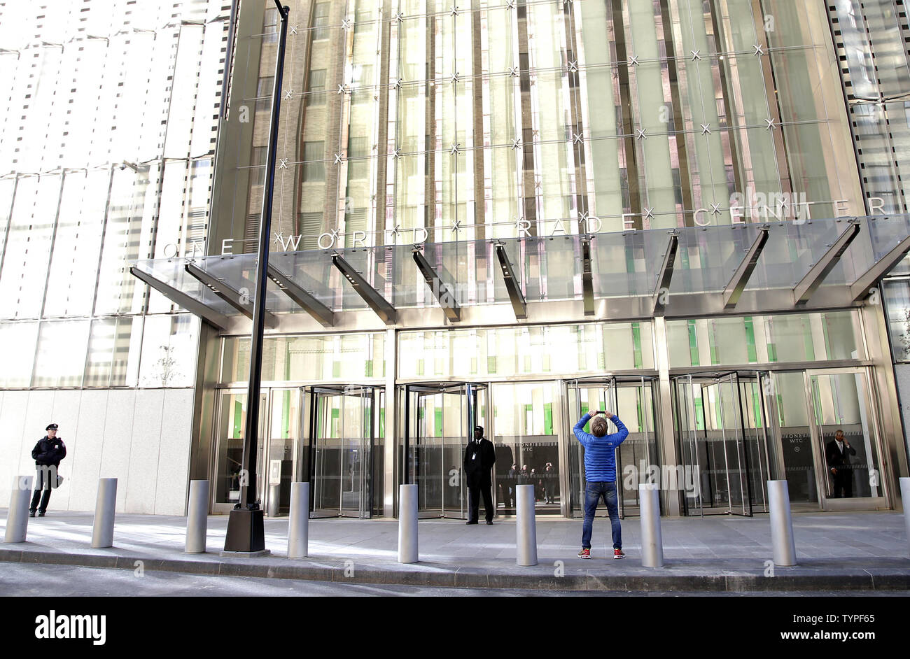 Sicherheit Schutz vor dem Eingang in das One World Trade Center in New York City am 3. November 2014. Dreizehn Jahre nach dem 9/11 Terroranschlag, der auferstandene World Trade Center wurde für Geschäftsreisende eröffnet. Einige von verlagsgiganten Conde Nast's Mitarbeiter begann das One World Trade Center auf Heute zu arbeiten. UPI/John angelillo Stockfoto