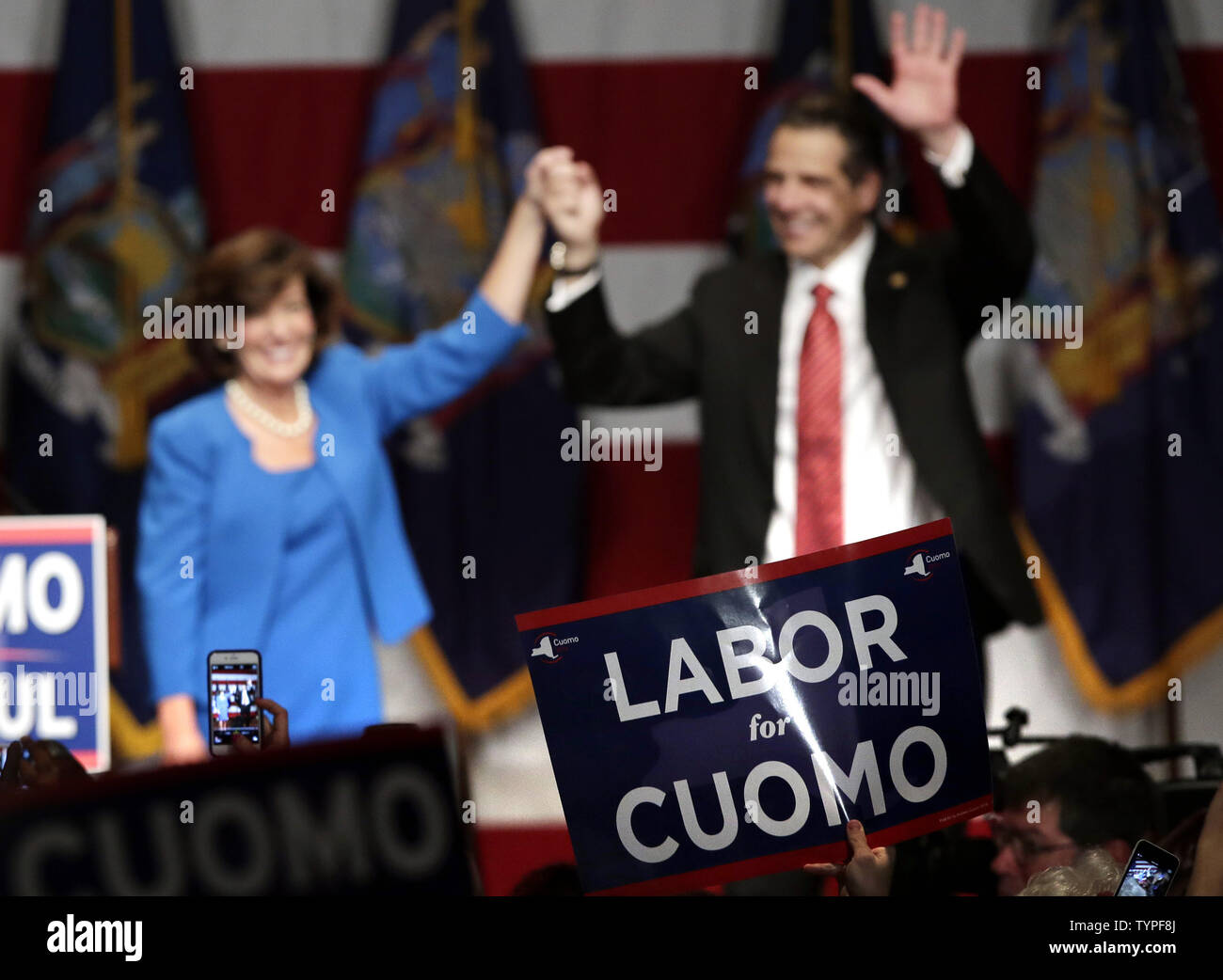 New York Gouverneur Andrew Cuomo und Lieutenant Governor Kathy Hochul feiern auf der Bühne nach Cuomo ist als Gouverneur von New York im Sheraton New York Times Square Hotel in New York City gewählt Am 4. November 2014. Demokrat Andrew M. Cuomo gewann eine zweite Amtszeit als Gouverneur besiegt republikanischen Herausforderer und Westchester County Executive Rob Astorino. UPI/John angelillo Stockfoto