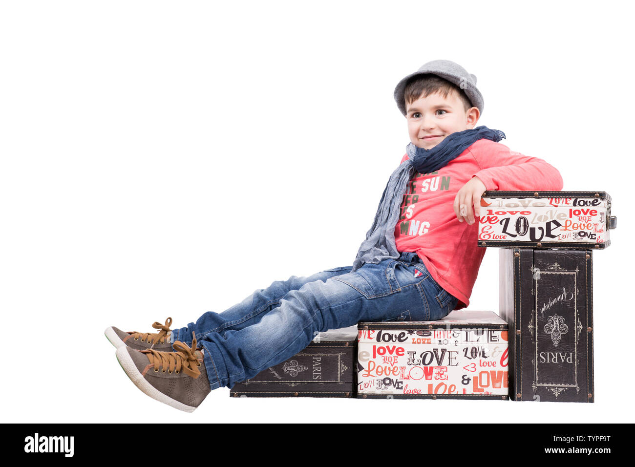 Junge auf Sitzen auf Koffern Stockfoto