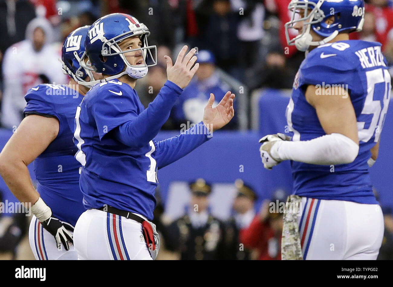 New York Giants Eli Manning reagiert nach dem Werfen ein Abfangen zu San Francisco 49ers Chris Culliver im 4. Quartal in Woche 11 der NFL Saison an MetLife Stadium in East Rutherford, New Jersey am 16. November 2014. Die 49ers die Riesen besiegte 16-10. UPI/John angelillo Stockfoto