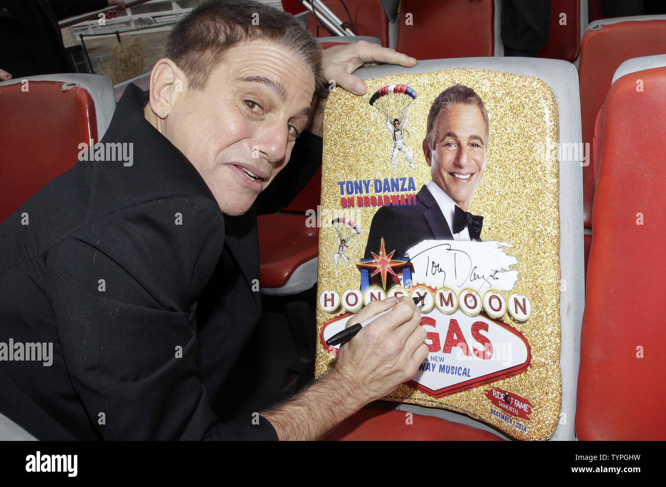 Tony Danza Zeichen seiner Fahrt des Ruhmes Sitz auf dem obersten Deck des Busses am Pier 78 in New York City am 1. Dezember 2014. In der Feier seiner Hauptrolle am Broadway in "Honeymoon in Vegas", Tony Danza seine mobile Monument und ständigen Sitz erhalten. Fahrt des Ruhmes anerkennt und ehrt verdienstvolle Persönlichkeiten aus der ganzen Welt, die New York City beeinflusst haben. UPI/John angelillo Stockfoto