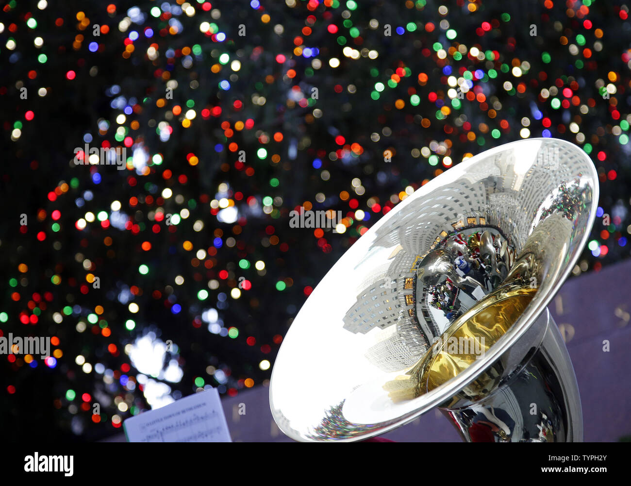 Hunderte von Tenor und Bass Tuba Spieler versammeln sich auf der Eisbahn unter dem Rockefeller Center Weihnachtsbaum Weihnachtslieder und andere publikumslieblinge in New York City am 14. Dezember 2014 zu spielen. Die Musiker waren von Chris Wilhjelm, Dirigent des berühmten Goldman Band geführt. Die erste Tuba Weihnachten war am Rockefeller Center 1974 vorgestellt und diese Weihnachten Tradition fest in über 200 Städten auf der ganzen Welt etabliert. UPI/John angelillo Stockfoto