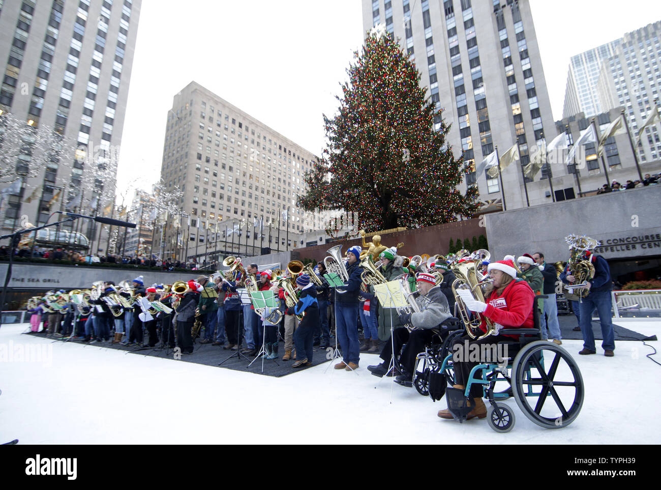 Hunderte von Tenor und Bass Tuba Spieler versammeln sich auf der Eisbahn unter dem Rockefeller Center Weihnachtsbaum Weihnachtslieder und andere publikumslieblinge in New York City am 14. Dezember 2014 zu spielen. Die Musiker waren von Chris Wilhjelm, Dirigent des berühmten Goldman Band geführt. Die erste Tuba Weihnachten war am Rockefeller Center 1974 vorgestellt und diese Weihnachten Tradition fest in über 200 Städten auf der ganzen Welt etabliert. UPI/John angelillo Stockfoto