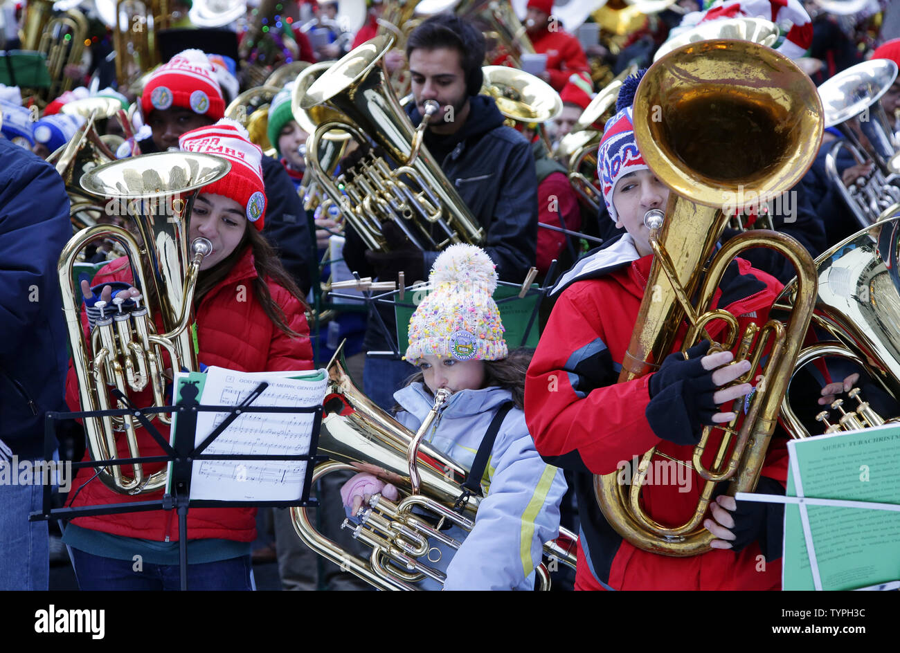 Hunderte von Tenor und Bass Tuba Spieler versammeln sich auf der Eisbahn unter dem Rockefeller Center Weihnachtsbaum Weihnachtslieder und andere publikumslieblinge in New York City am 14. Dezember 2014 zu spielen. Die Musiker waren von Chris Wilhjelm, Dirigent des berühmten Goldman Band geführt. Die erste Tuba Weihnachten war am Rockefeller Center 1974 vorgestellt und diese Weihnachten Tradition fest in über 200 Städten auf der ganzen Welt etabliert. UPI/John angelillo Stockfoto