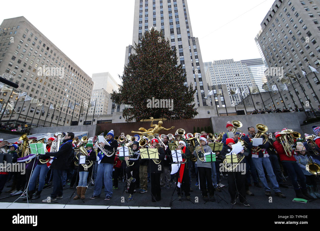 Hunderte von Tenor und Bass Tuba Spieler versammeln sich auf der Eisbahn unter dem Rockefeller Center Weihnachtsbaum Weihnachtslieder und andere publikumslieblinge in New York City am 14. Dezember 2014 zu spielen. Die Musiker waren von Chris Wilhjelm, Dirigent des berühmten Goldman Band geführt. Die erste Tuba Weihnachten war am Rockefeller Center 1974 vorgestellt und diese Weihnachten Tradition fest in über 200 Städten auf der ganzen Welt etabliert. UPI/John angelillo Stockfoto