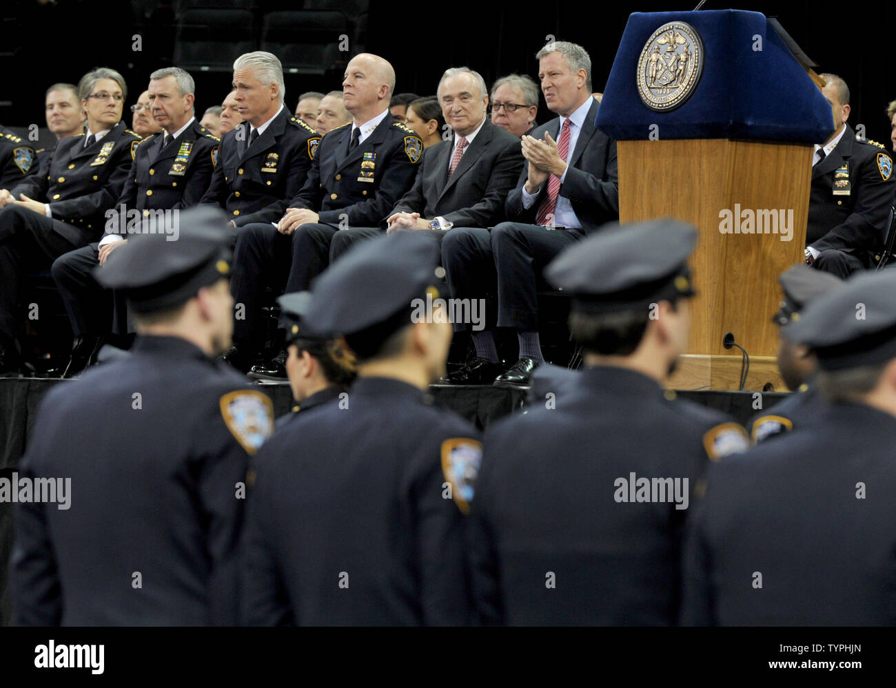 New York City Bürgermeister Bill De Blasio und New Yorker Polizeichef William Bratton sitzen auf der Bühne während der Abschlussfeier der New York City Police Academy im Madison Square Garden in New York City am 27. Dezember 2014. Die Beziehung zwischen De Blasio und das NYPD hat schlechte in den vergangenen Wochen wegen der angeblichen Mangel an Unterstützung für die Polizei von De Blasio. UPI/Dennis Van Tine Stockfoto