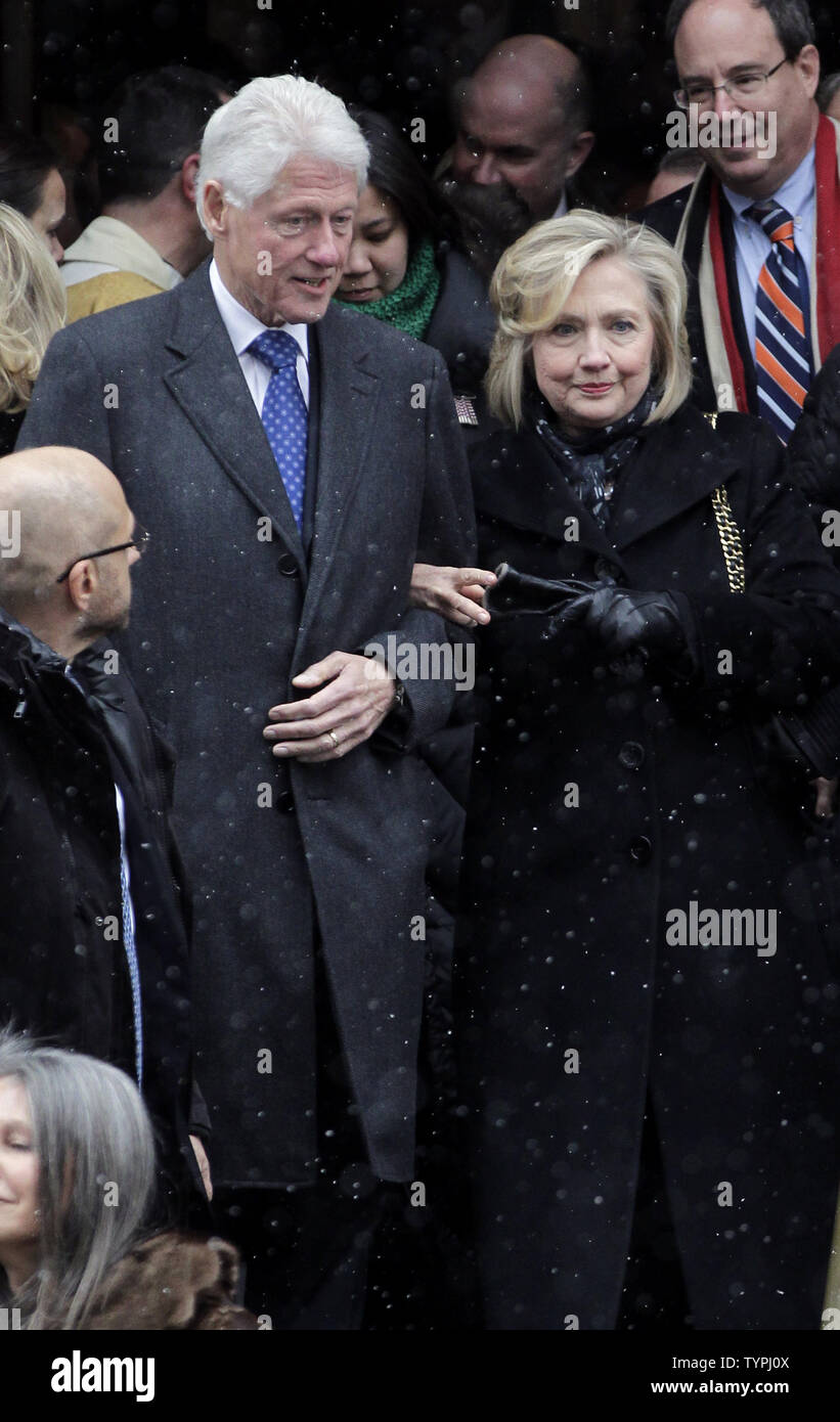 Bill und Hillary Clinton verlassen die Kirche nach dem Begräbnis für ehemaligen New Yorker Gouverneur Mario Cuomo in der Kirche des Hl. Ignatius von Loyola in New York City am 6. Januar 2015. Cuomo, 82, in seinem Manhattan home am Donnerstag Abend starb, Stunden, nachdem sein Sohn, Gouverneur Andrew Cuomo, wurde für eine zweite Amtszeit eingeweiht. Foto von John angelillo/UPI Stockfoto