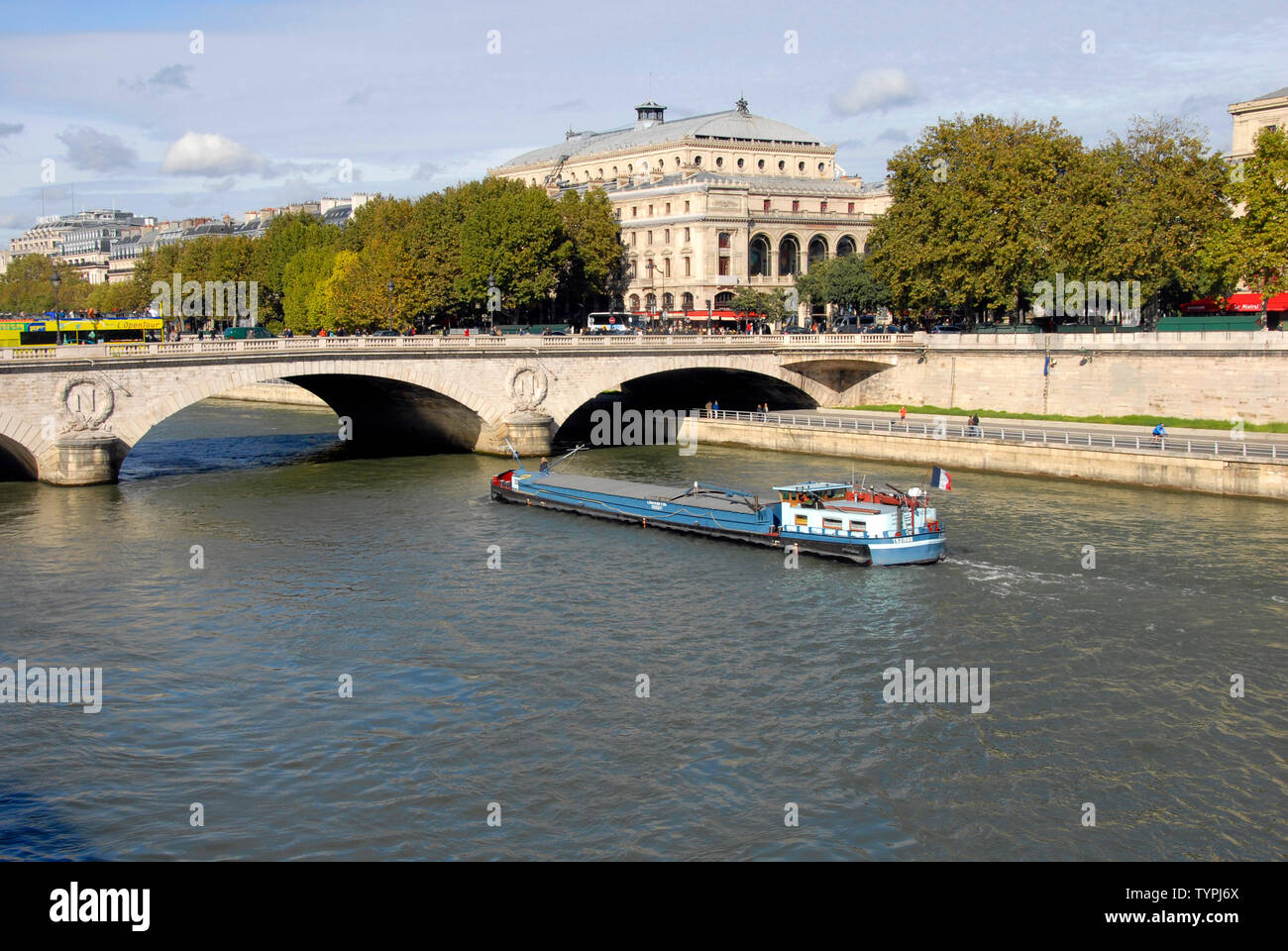 Barge nähern Pont au Change, Paris, Frankreich Stockfoto