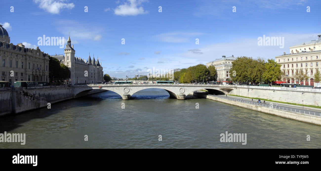 Panorama von Pont au Change, Paris, Frankreich, über die Seine. Stockfoto