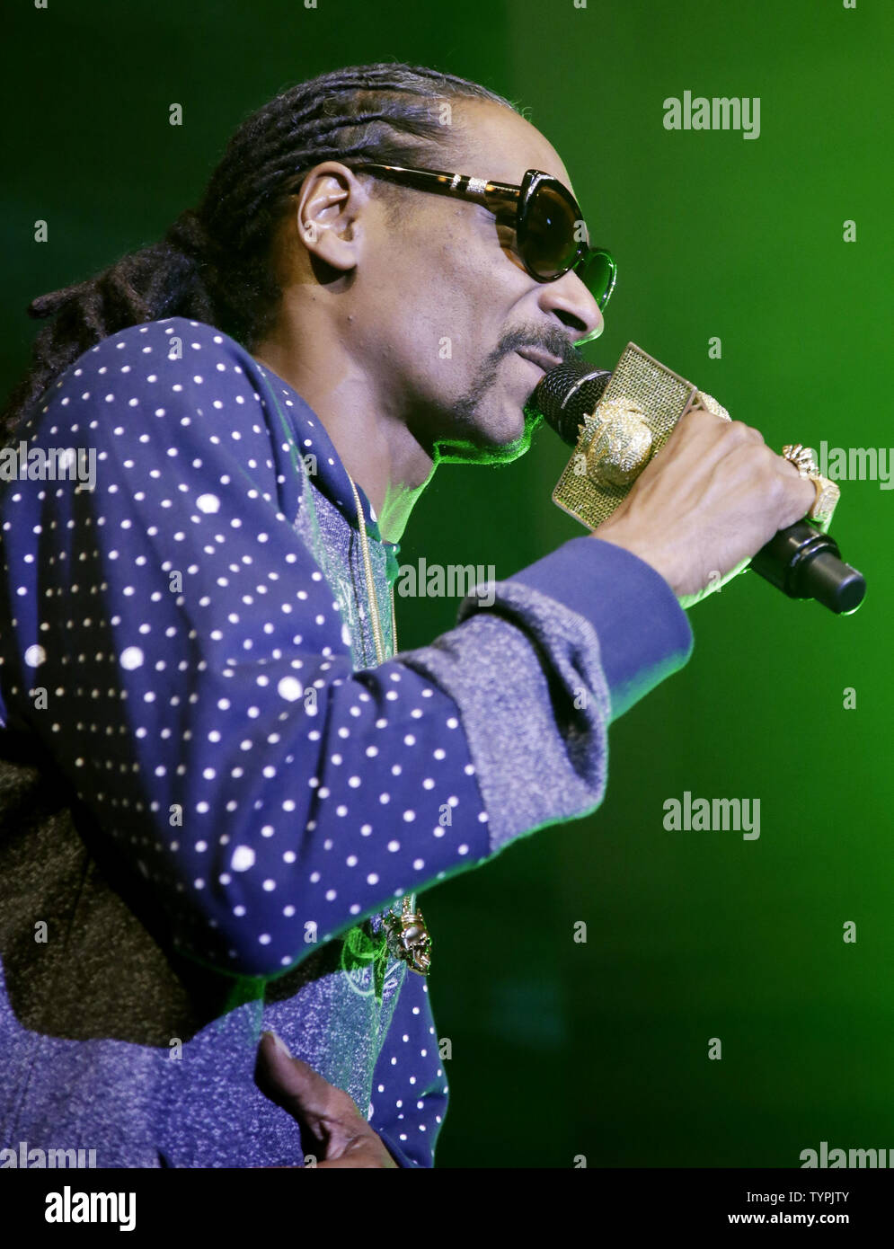 Snoop Dogg führt als PlayStation stellt PlayStation Helden an Gotham Hall in New York City am 13. Februar 2015. PlayStation Helden, eine neue Initiative, die PlayStation 4-Besitzer die Möglichkeit, Spiele mit oder gegen prominente und professionelle Athleten zu spielen, mit fast alle Spendengelder gehen an karitative Einrichtungen wie einen Wunsch, USO und die V-Stiftung. Foto von John angelillo/UPI Stockfoto