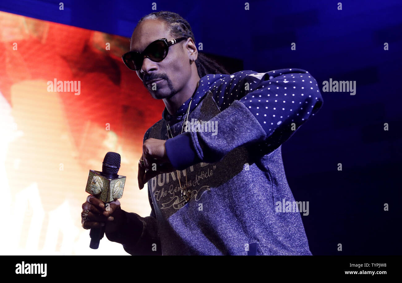 Snoop Dogg führt als PlayStation stellt PlayStation Helden an Gotham Hall in New York City am 13. Februar 2015. PlayStation Helden, eine neue Initiative, die PlayStation 4-Besitzer die Möglichkeit, Spiele mit oder gegen prominente und professionelle Athleten zu spielen, mit fast alle Spendengelder gehen an karitative Einrichtungen wie einen Wunsch, USO und die V-Stiftung. Foto von John angelillo/UPI Stockfoto