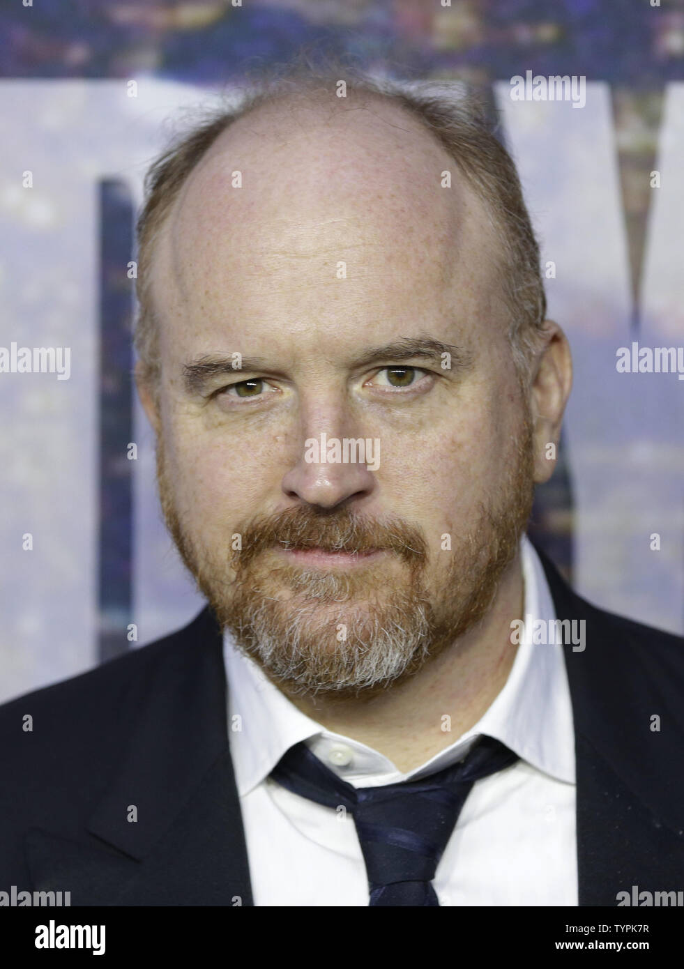 Louis C.k. kommt auf dem roten Teppich in der NB 40. Jahrestag Spezielle am 30 Rockefeller Plaza in New York City am 15. Februar 2015. Foto von John angelillo/UPI Stockfoto