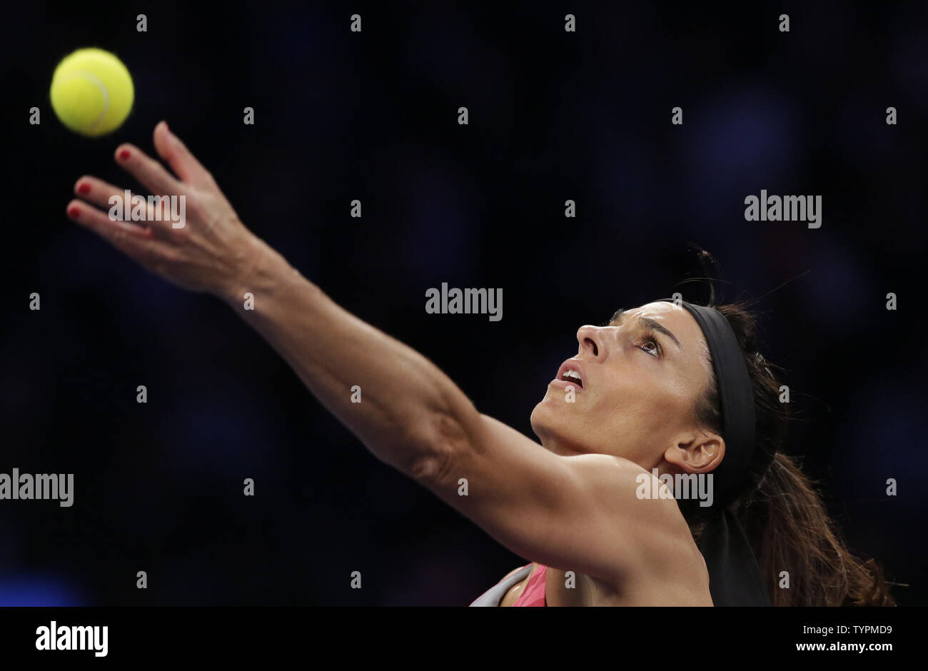 Gabriela Sabatini von Argentinien dient der Monica Seles ihres Gleichen an den BNP Paribas Showdown im Madison Square Garden in New York City am 10. März 2015. Die BNP Paribas Showdown begann 2008, als Pete Sampras spielte Roger Federer. Foto von John angelillo/UPI Stockfoto