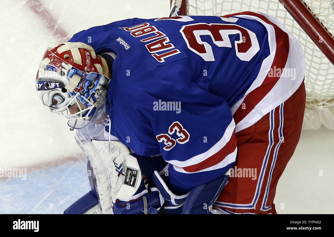 New York Rangers Nocken Talbot wartet im Ziel für Spielen in der dritten Periode gegen die Los Angeles Kings im Madison Square Garden in New York City am 24. März 2015 fortzusetzen. Die Könige besiegt die Förster 4-2. Foto von John angelillo/UPI Stockfoto