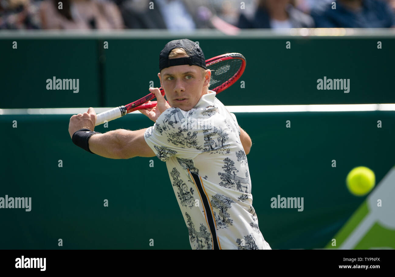 Slough, Großbritannien. 26 Juni, 2019. Denis Shapovalov von Kanada während der BOODLES Tennis Ausstellung 2019 in Stoke Park, Slough, England am 26. Juni 2019. Foto von Andy Rowland. Credit: PRiME Media Images/Alamy leben Nachrichten Stockfoto