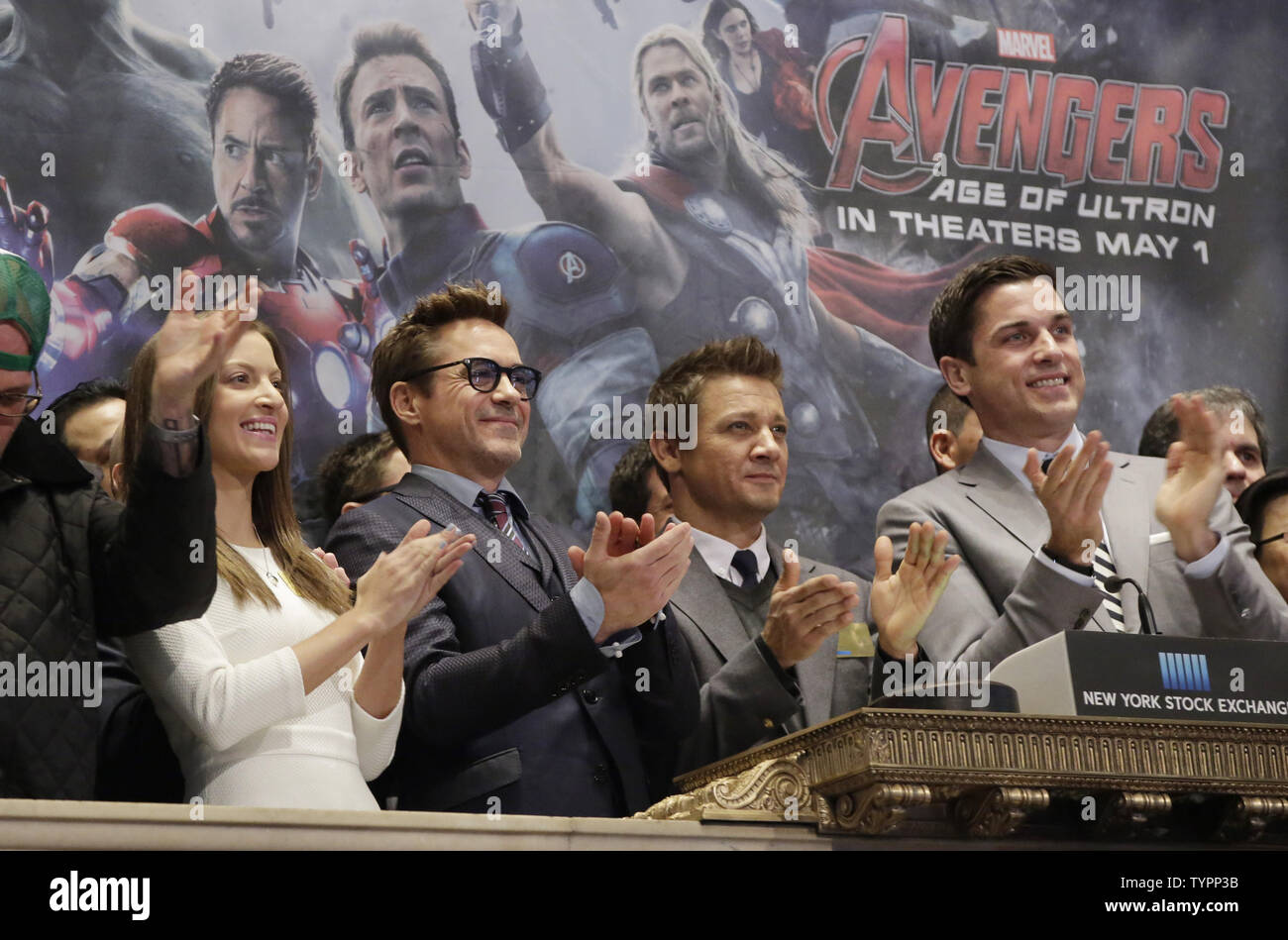 Jeremy Renner und Robert Downey, Jr. Ring der Öffnung Glocke mit Marvel Entertainment Führungskräfte an der New York Stock Exchange in der Feier des "pilgerzentren Avengers: Alter von Panasonic" an der New Yorker Börse an der Wall Street in New York City am 27. April 2015. Foto von John angelillo/UPI Stockfoto