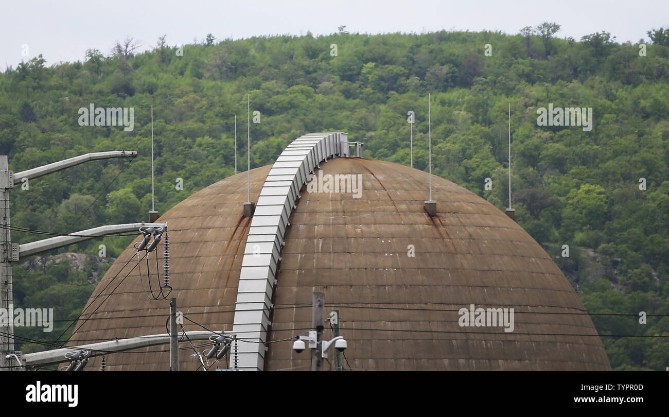 Die Indian Point Kernkraftwerk steht an der Basis der Hudson River drei Tage nach einer Explosion und Brand im Werk in Buchanan, New York am 11. Mai 2015. Ein Transformator defekt an der Anlage verursacht eine Explosion Samstag Abend, senden Brausen von schwarzen Rauch in die Luft. Die Einheit 3 Reaktor Indian Point Energy Center konnte offline für Wochen aufgrund des Feuers bleiben. Die Anlage wird von Entergy Nuclear Nordosten, einer Tochtergesellschaft von Entergy Corporation betrieben und, und liefert Strom für Millionen von Kunden in Westchester County und New York City. Foto von John Ein Stockfoto
