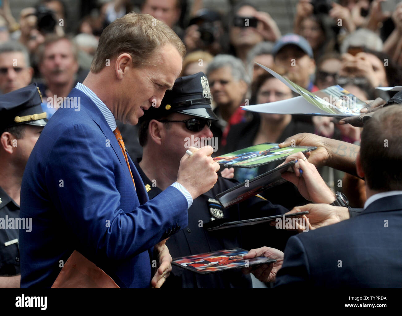 Peyton Manning kommt an der Backstage Eingang vor der endgültigen Abkleben der "Late Show" mit David Letterman bei der Ed Sullivan Theater in New York City am 20. Mai 2015. Letterman aufgezeichnet sein Abschied Episode von 'The Late Show' am Mittwoch Nachmittag, dann backstage wie die Foo Fighters ging die Show mit einer Leistung von 'Everlong." Foto: Dennis Van Tine/UPI Stockfoto