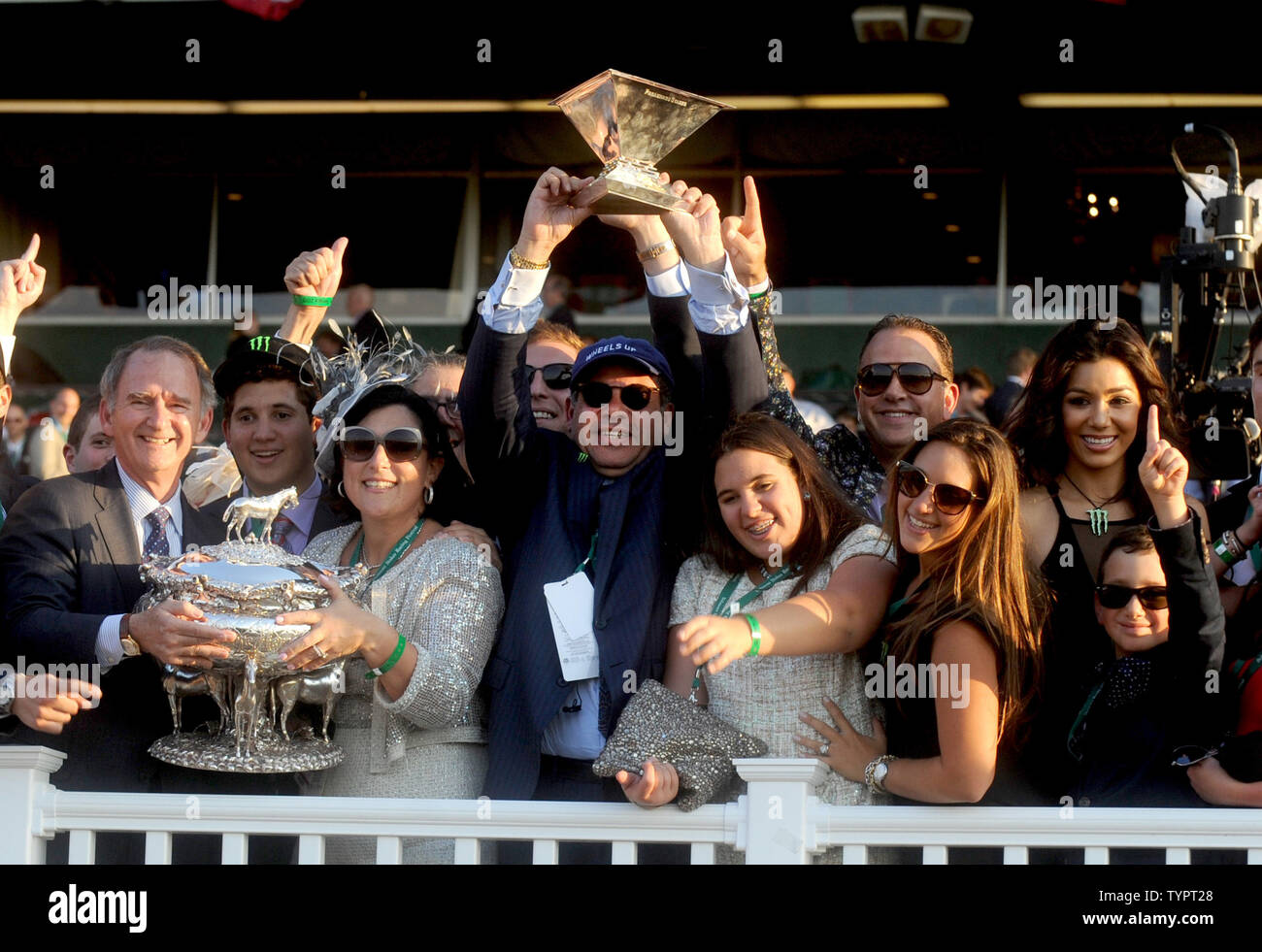 Ahmed Zayat, Inhaber der amerikanischen Pharoah, und andere Feiern mit der Triple Crown Trophäe, nachdem er die 147. Läuft der Belmont Stakes am Belmont Park am 6. Juni 2015 in Elmont, New York. Mit dem Gewinn, Amerikanische Pharoah wird das erste Pferd auf den dreifachen trown in 37 Jahren zu gewinnen. Foto von Dennis Van Tine/UPI Stockfoto