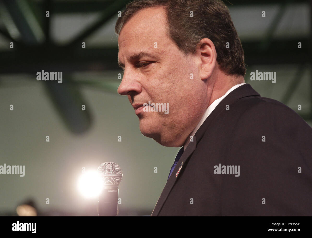 New Jersey Governor Chris Christie spricht auf der Bühne seiner Präsidentschaftskampagne Starten in der Turnhalle von Livingston High School in Livingston, New Jersey am 30. Juni 2015. Chris Christie ist der 14 Republikaner laufen für das Weiße Haus. Foto von John angelillo/UPI Stockfoto