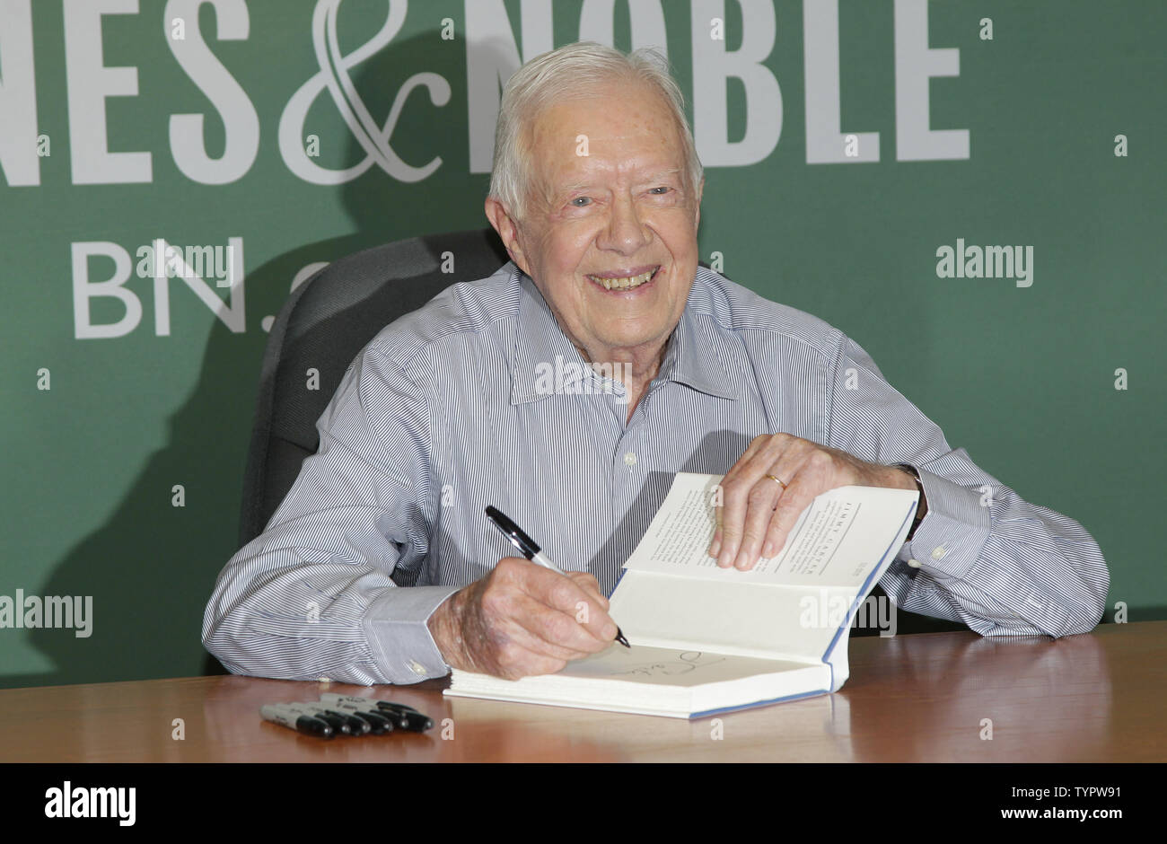 Ehemalige Präsidenten der Vereinigten Staaten Jimmy Carter zeichen Exemplare seines Buches "Ein volles Leben" bei Barnes & Noble der Fifth Avenue in New York City am 7. Juli 2015. James Earl "Jimmy" Carter Jr. ist ein US-amerikanischer Politiker, Autor und Mitglied der Demokratischen Partei, die als 39. Präsident der Vereinigten Staaten von 1977 bis 1981 gedient. Foto von John angelillo/UPI Stockfoto